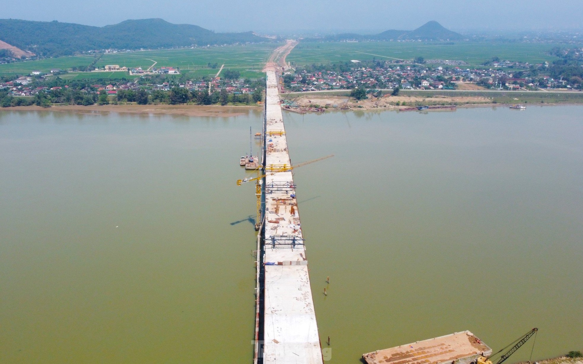 Cầu vượt sông nối 2 tỉnh Nghệ An và Hà Tĩnh trước ngày hợp long- Ảnh 2.