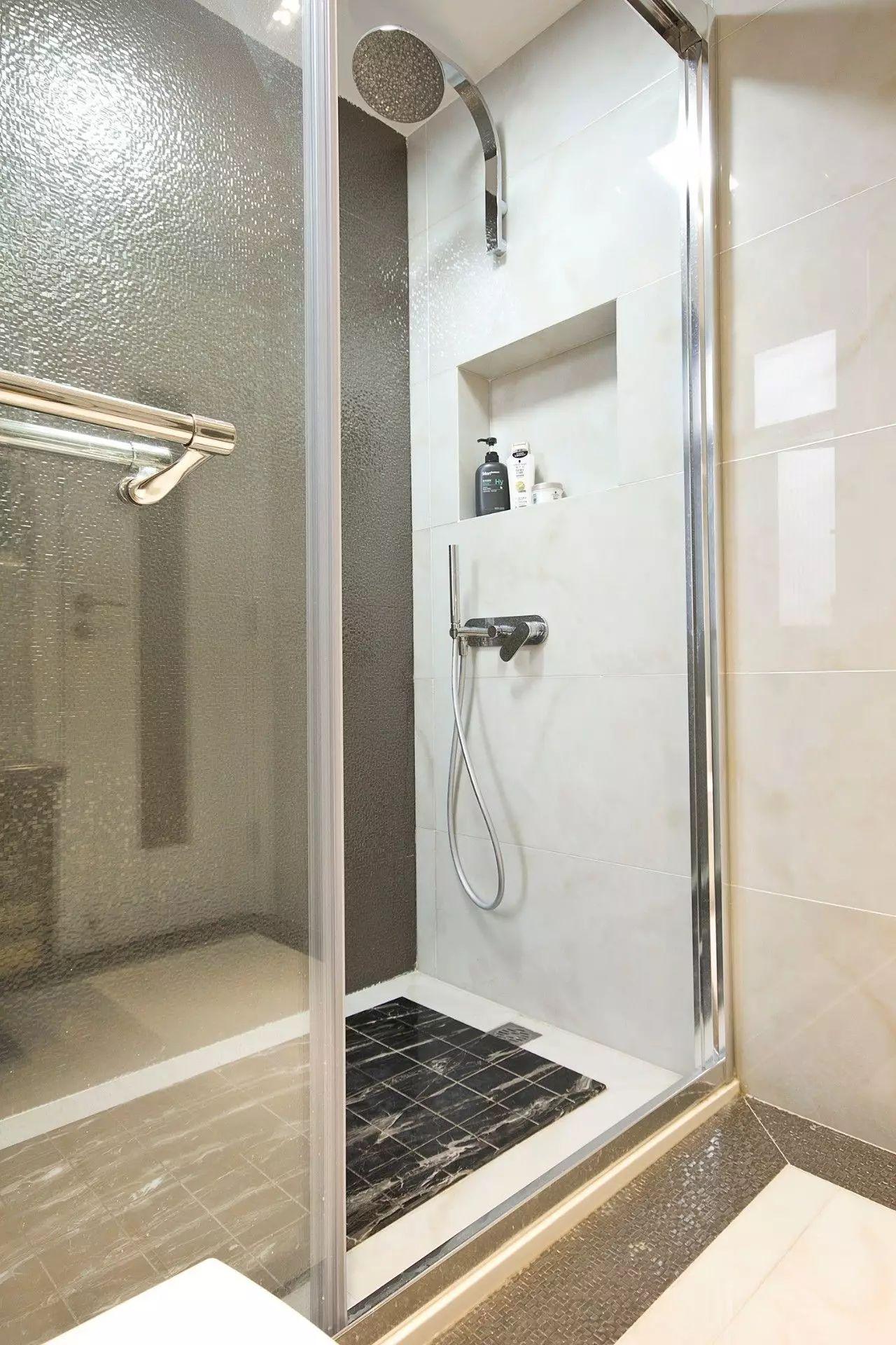 Phòng tắm quá nhỏ, làm sao để bạn có thể tách biệt khu khô và ướt? 4 thiết kế dưới đây sẽ giúp bạn- Ảnh 3.