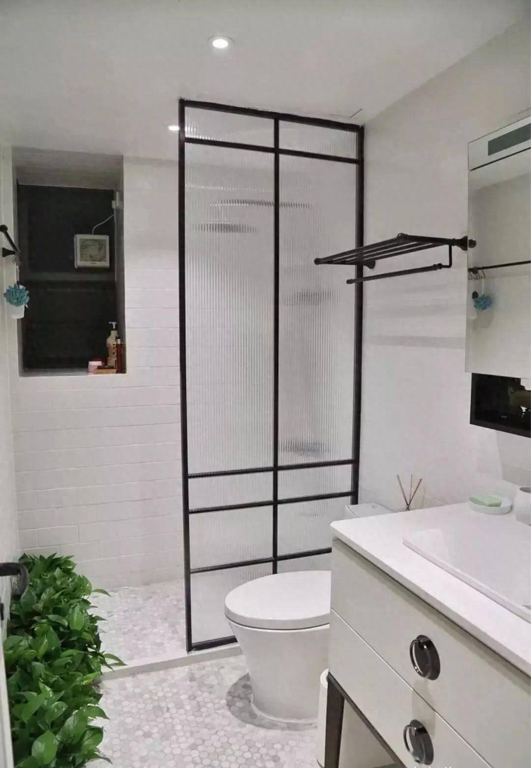 Phòng tắm quá nhỏ, làm sao để bạn có thể tách biệt khu khô và ướt? 4 thiết kế dưới đây sẽ giúp bạn- Ảnh 1.