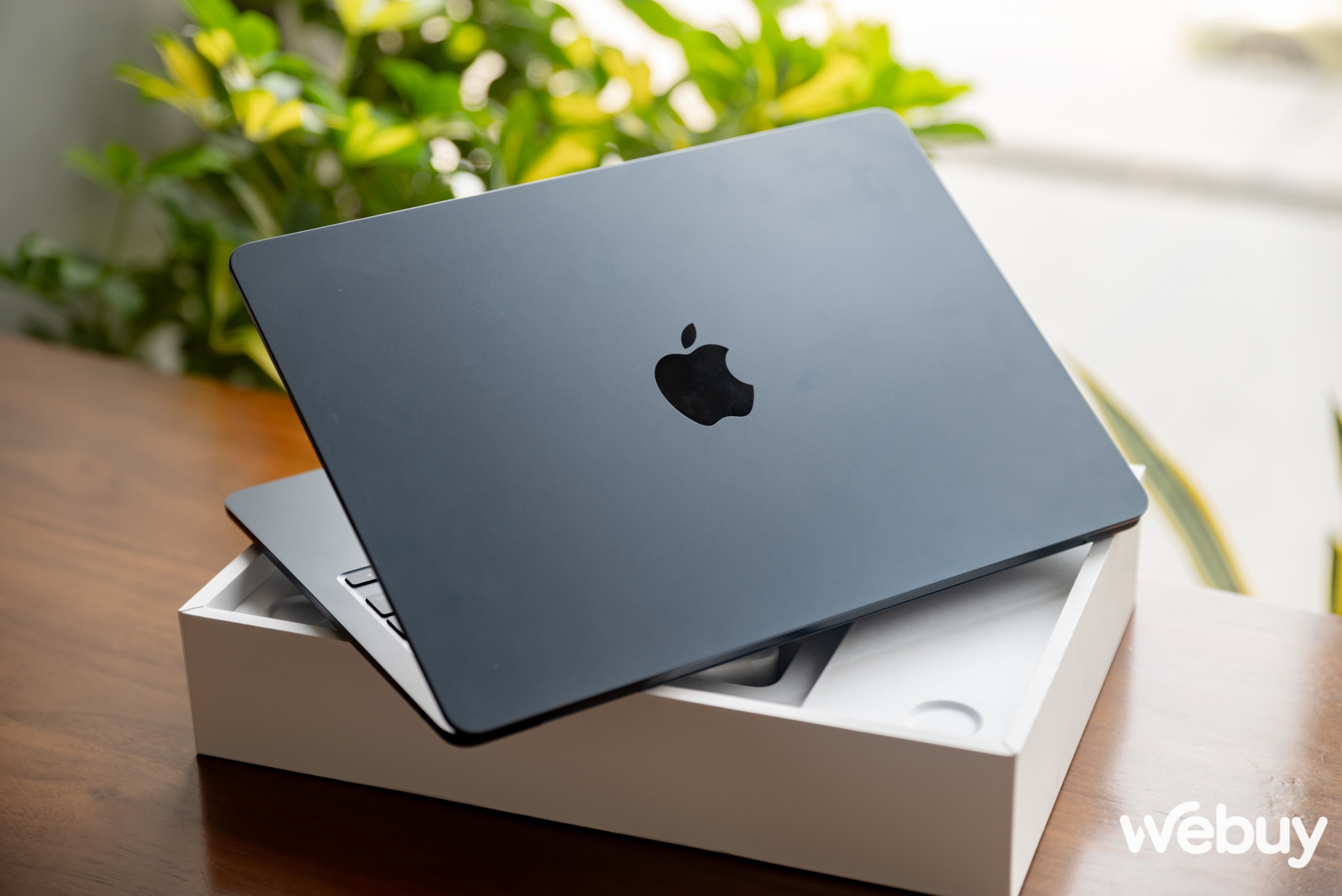 Ảnh thực tế MacBook Air M3: Thiết kế không đổi, chip Apple M3 mạnh hơn, giá chính hãng từ 27,99 triệu đồng- Ảnh 5.