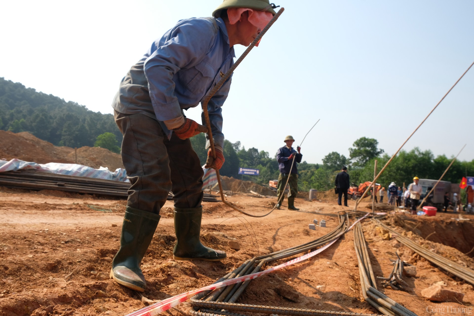 “Vượt nắng, thắng mưa” đảm bảo tiến độ dự án đường dây 500kV mạch 3 Quảng Trạch - Phố Nối- Ảnh 1.
