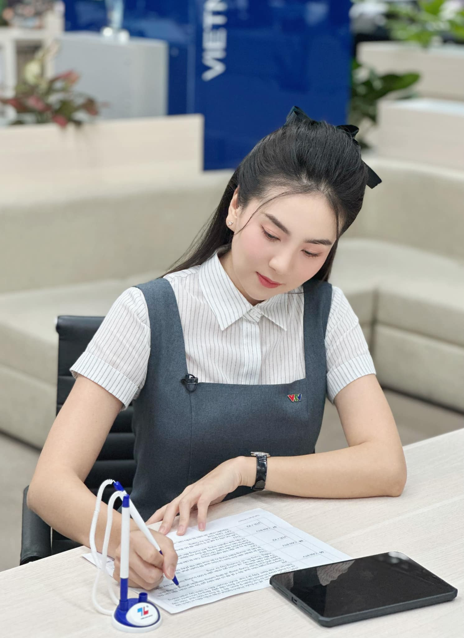 Nữ MC VTV vừa thông báo ly hôn chồng thiếu gia đúng ngày 1/4: Tiết lộ bất ngờ về chồng cách đây 1 năm, từng có lễ cưới xa hoa bậc nhất Hà Thành- Ảnh 11. Nữ MC VTV vừa thông báo ly hôn chồng thiếu gia đúng ngày 1/4: Tiết lộ bất ngờ về chồng cách đây 1 năm, từng có lễ cưới xa hoa bậc nhất Hà Thành- Ảnh 11.