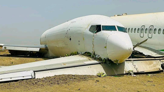 Máy bay Boeing mất kiểm soát đâm thẳng xuống đường băng: Toàn bộ hai máy bay vỡ tan tành tạo nên cảnh tượng kinh hoàng- Ảnh 2.