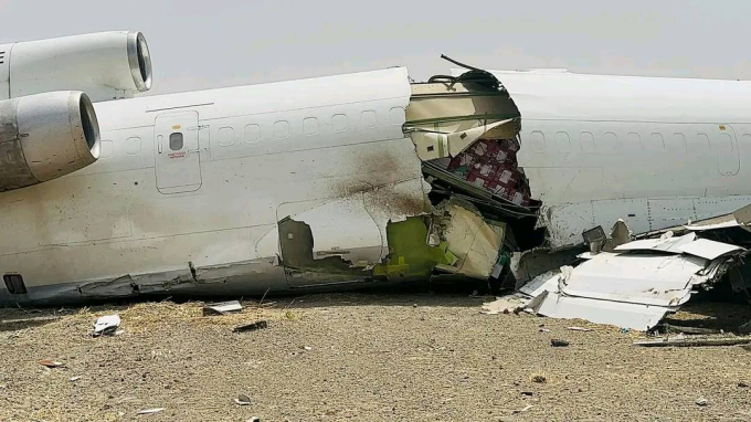 Máy bay Boeing mất kiểm soát đâm thẳng xuống đường băng: Toàn bộ hai máy bay vỡ tan tành tạo nên cảnh tượng kinh hoàng- Ảnh 4.