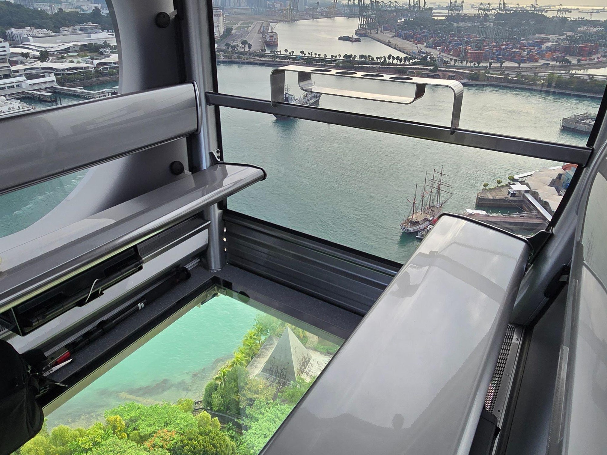Choáng với cách người Singapore làm du lịch: Thiết kế cabin cáp treo độc nhất vô nhị trên thế giới, bề mặt crôm, tầm nhìn panorama, được ví là ‘đến từ tương lai’- Ảnh 1.