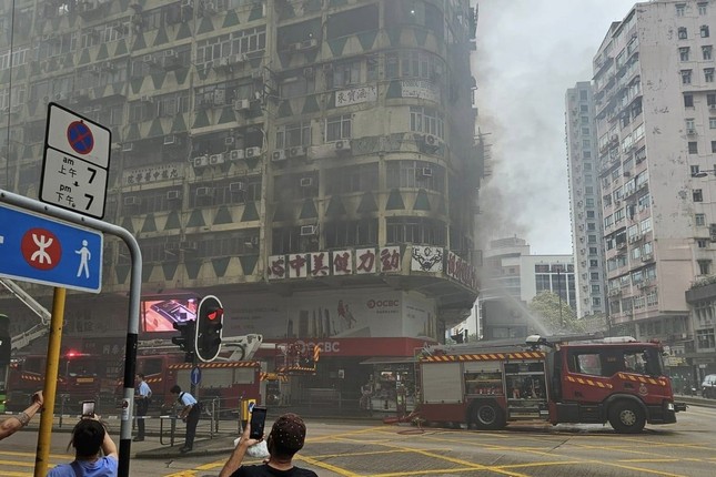 Cháy lớn tại tòa nhà cao tầng ở Hồng Kông (Trung Quốc), 40 người thương vong- Ảnh 1.