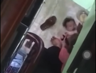 NÓNG: Phụ huynh bàng hoàng trước clip được lan truyền trên MXH, một trẻ mầm non bị đè dưới sàn nhà, đánh liên tục vào đầu để ép ăn- Ảnh 2.