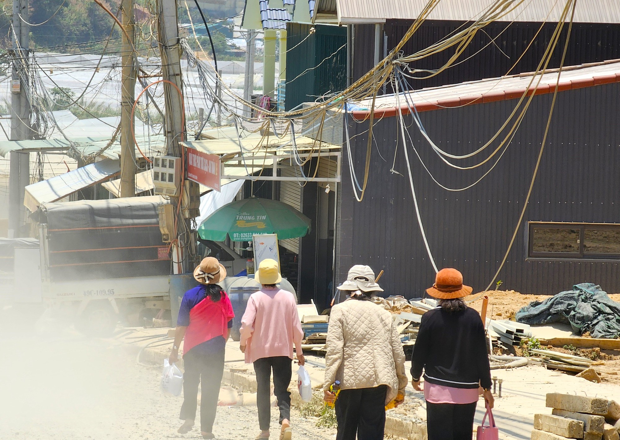 Lâm Đồng: Học sinh mờ mắt đi học trên con đường bụi 