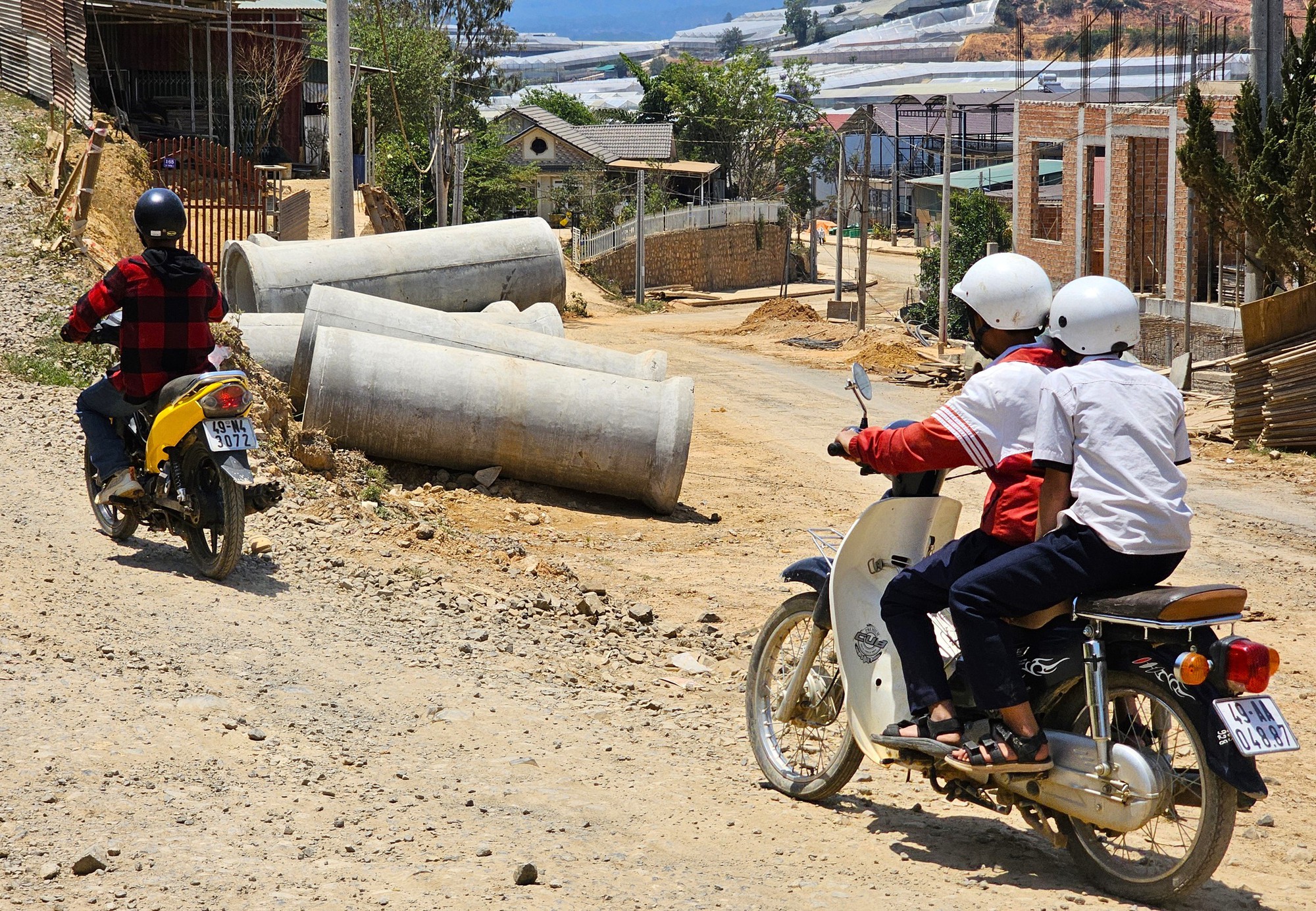 Lâm Đồng: Học sinh mờ mắt đi học trên con đường bụi 