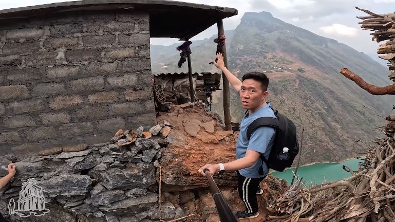 Ngôi nhà nằm trên bờ vực nguy hiểm nhất Việt Nam: Chuồng dê có view 