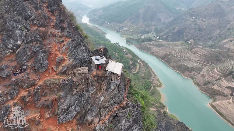 Ngôi nhà nằm trên bờ vực nguy hiểm nhất Việt Nam: Chuồng dê có view 
