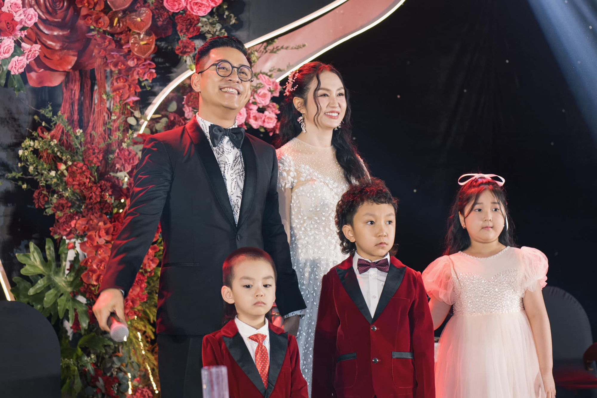 Tiểu thư Hà thành vừa kỷ niệm 10 năm ngày cưới với chồng ca sĩ hơn 12 tuổi: Sở hữu toàn BĐS đắc địa, xe hơi tiền tỷ, U35 viên mãn