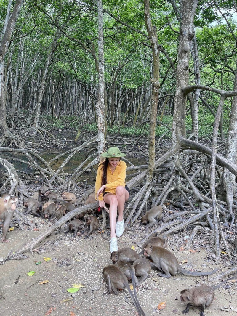Cô gái khoe đôi chân 1m18 trong rừng là hoa hậu hot suốt 18 năm, chơi đồ hiệu 