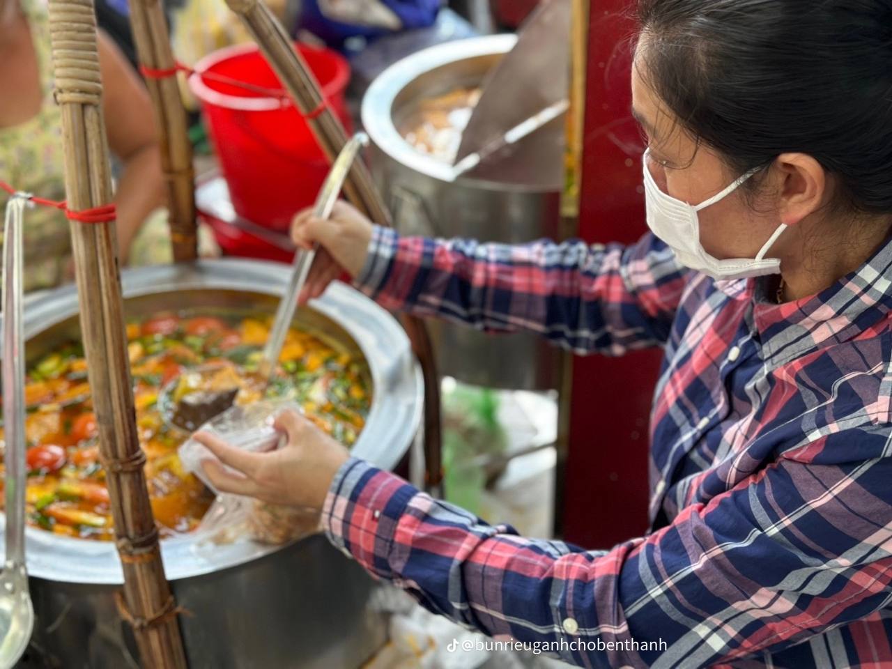 3 quán ngon khu chợ Bến Thành nức tiếng gần xa: Tiệm bánh bèo bán hơn 1.000 đĩa/ngày, hàng bún riêu “sang chảnh” nhiều nghệ sĩ nghe danh ghé ăn- Ảnh 14.