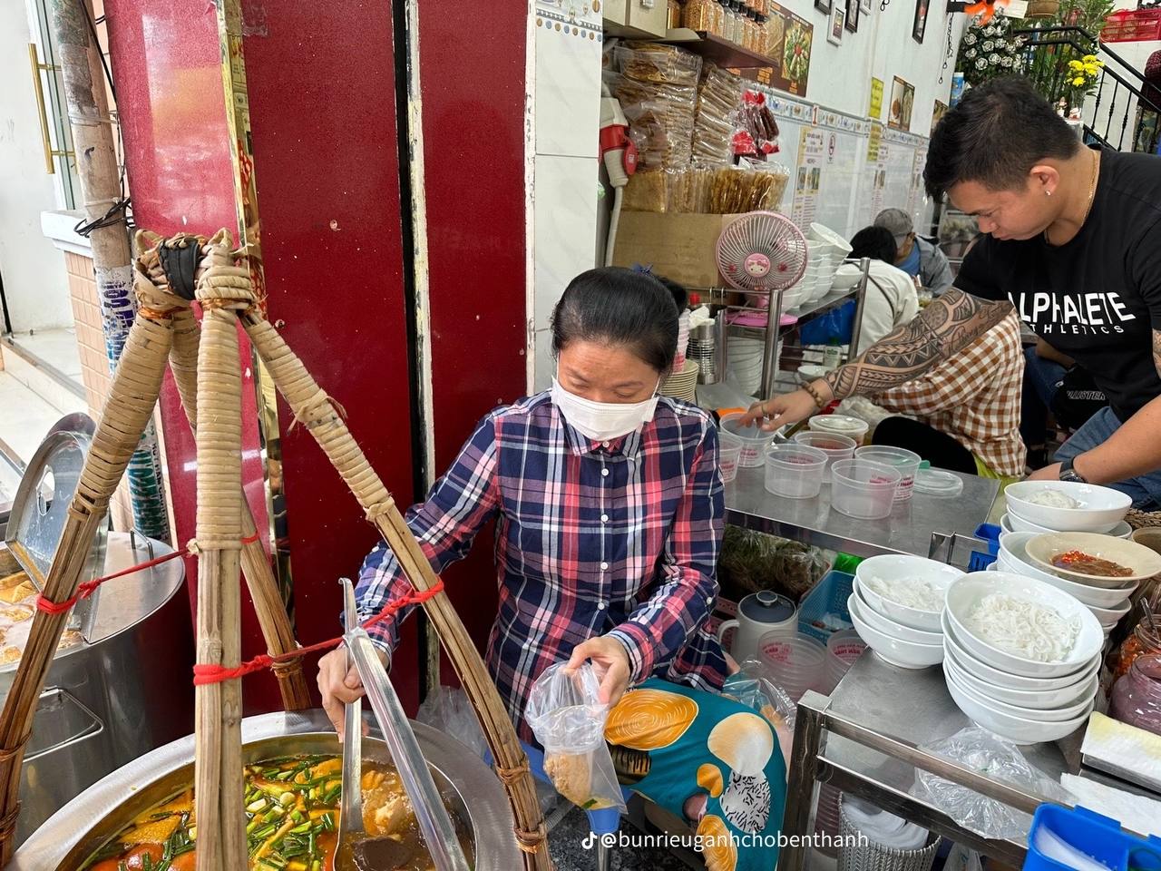 3 quán ngon khu chợ Bến Thành nức tiếng gần xa: Tiệm bánh bèo bán hơn 1.000 đĩa/ngày, hàng bún riêu “sang chảnh” nhiều nghệ sĩ nghe danh ghé ăn- Ảnh 12.