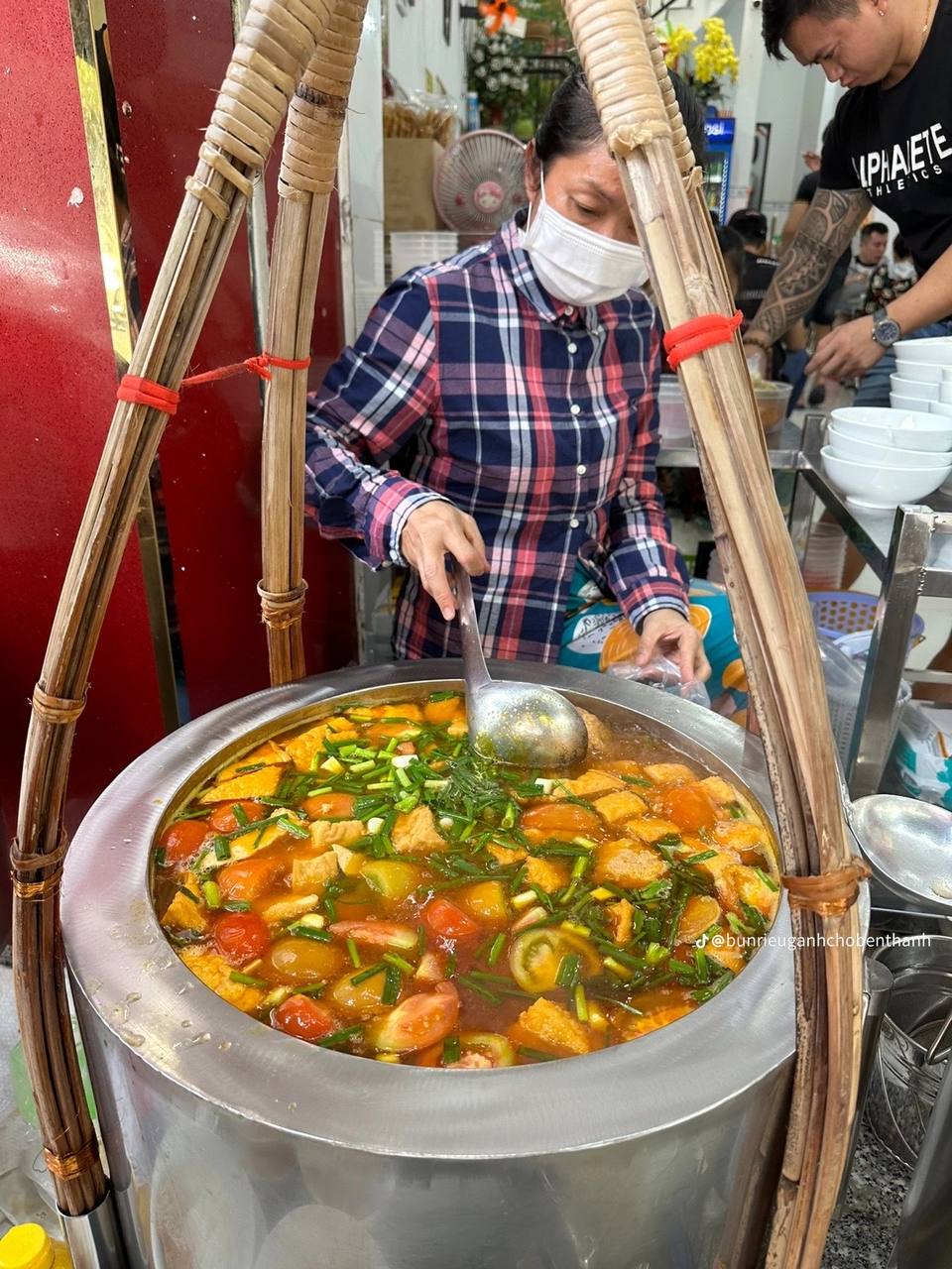 3 quán ngon khu chợ Bến Thành nức tiếng gần xa: Tiệm bánh bèo bán hơn 1.000 đĩa/ngày, hàng bún riêu “sang chảnh” nhiều nghệ sĩ nghe danh ghé ăn- Ảnh 11.