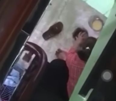 NÓNG: Phụ huynh bàng hoàng trước clip được lan truyền trên MXH, một trẻ mầm non bị đè dưới sàn nhà, đánh liên tục vào đầu để ép ăn- Ảnh 1.