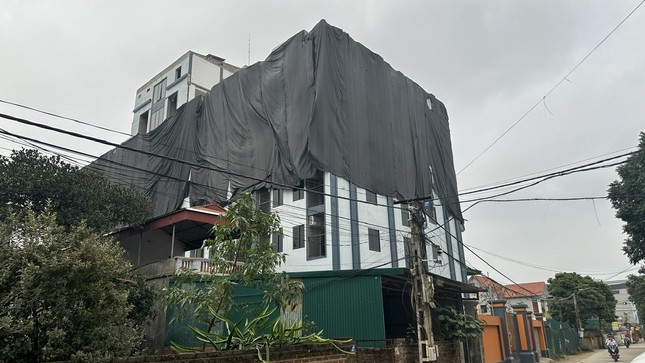Hà Nội: Hoàn thành 'cắt ngọn' chung cư mini 'xây chui' trăm căn hộ- Ảnh 1.
