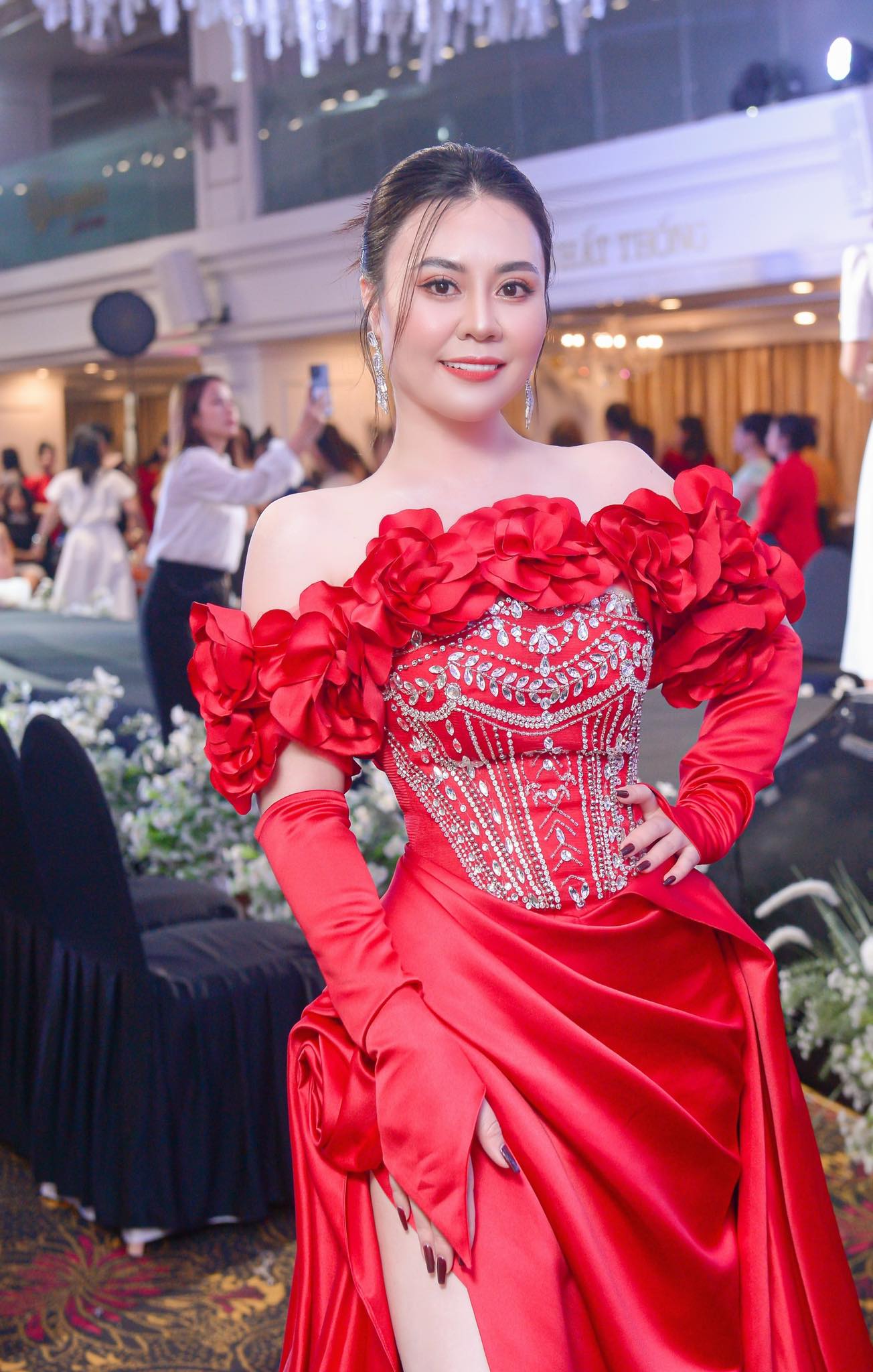 Người giữ vương miện lâu nhất của Mrs Grand International “đọ sắc” Hoa hậu Sao Mai: Mỗi người một vẻ, nhan sắc khác biệt đầy điểm nhấn- Ảnh 2. Người giữ vương miện lâu nhất của Mrs Grand International “đọ sắc” Hoa hậu Sao Mai: Mỗi người một vẻ, nhan sắc khác biệt đầy điểm nhấn- Ảnh 2.