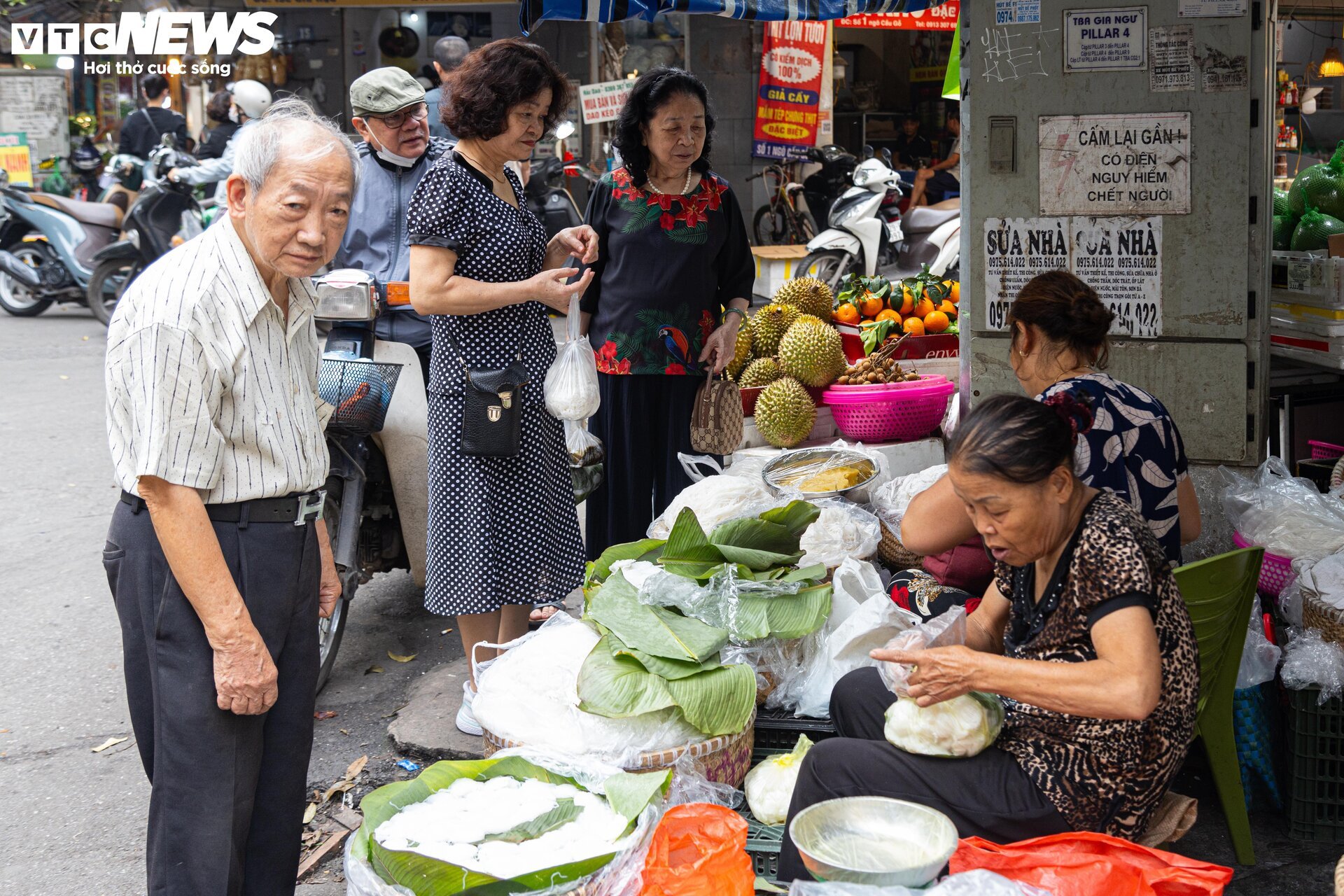 Người Hà Nội xếp hàng gần 2 tiếng chờ mua bánh trôi, bánh chay ngày Tết Hàn thực- Ảnh 16.