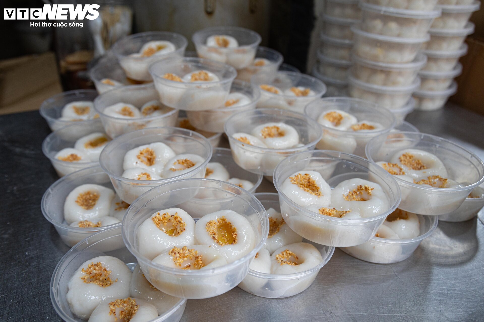 Người Hà Nội xếp hàng gần 2 tiếng chờ mua bánh trôi, bánh chay ngày Tết Hàn thực- Ảnh 12.