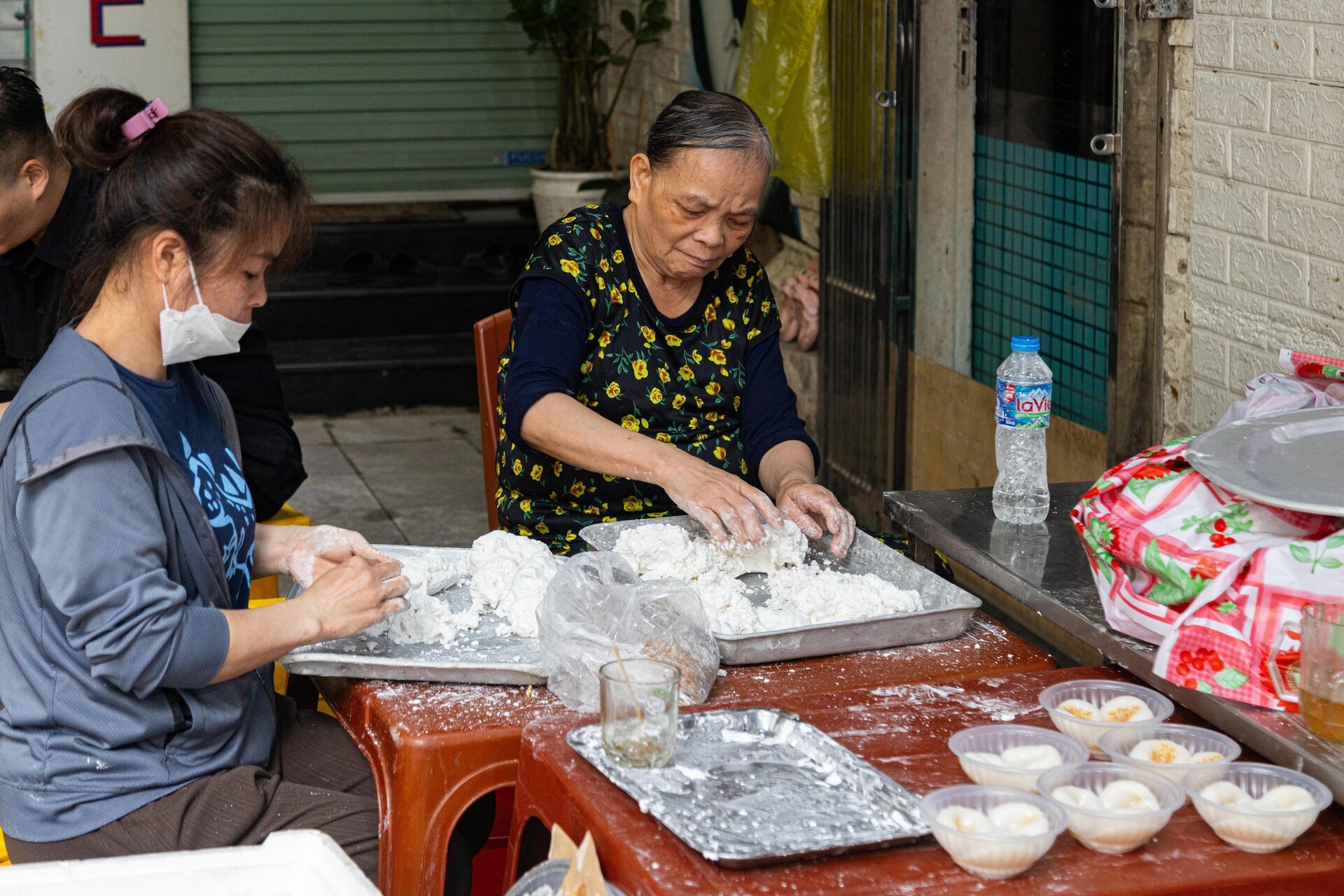 Người Hà Nội xếp hàng gần 2 tiếng chờ mua bánh trôi, bánh chay ngày Tết Hàn thực- Ảnh 8.