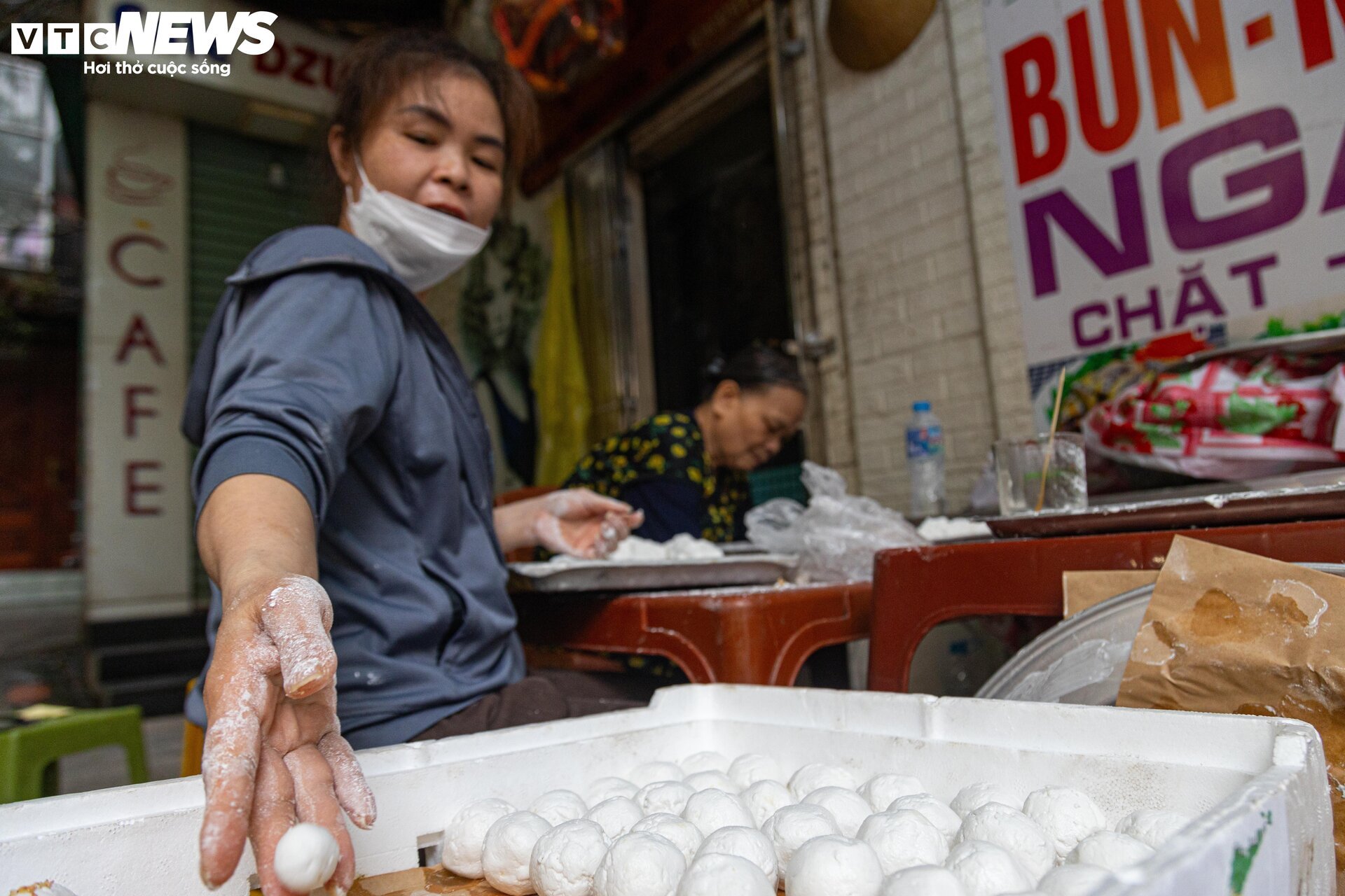 Người Hà Nội xếp hàng gần 2 tiếng chờ mua bánh trôi, bánh chay ngày Tết Hàn thực- Ảnh 10.