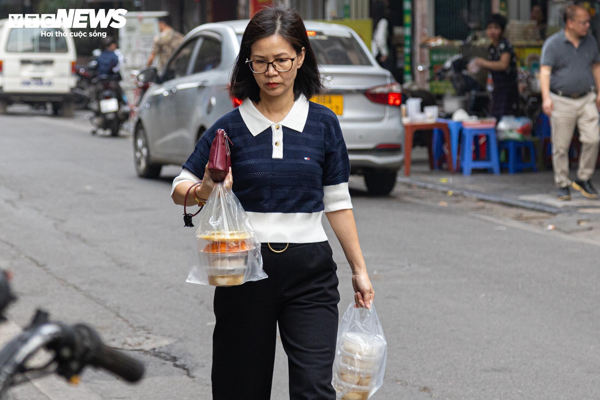Người Hà Nội xếp hàng gần 2 tiếng chờ mua bánh trôi, bánh chay ngày Tết Hàn thực- Ảnh 14.