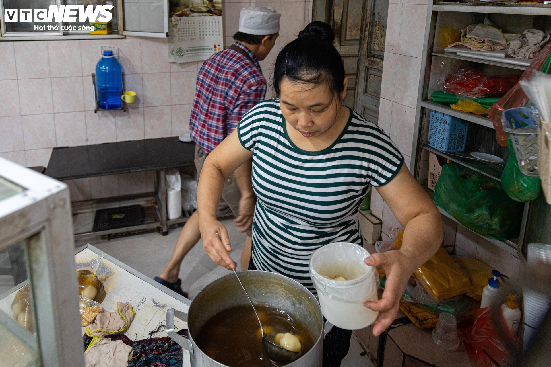 Người Hà Nội xếp hàng gần 2 tiếng chờ mua bánh trôi, bánh chay ngày Tết Hàn thực- Ảnh 3.