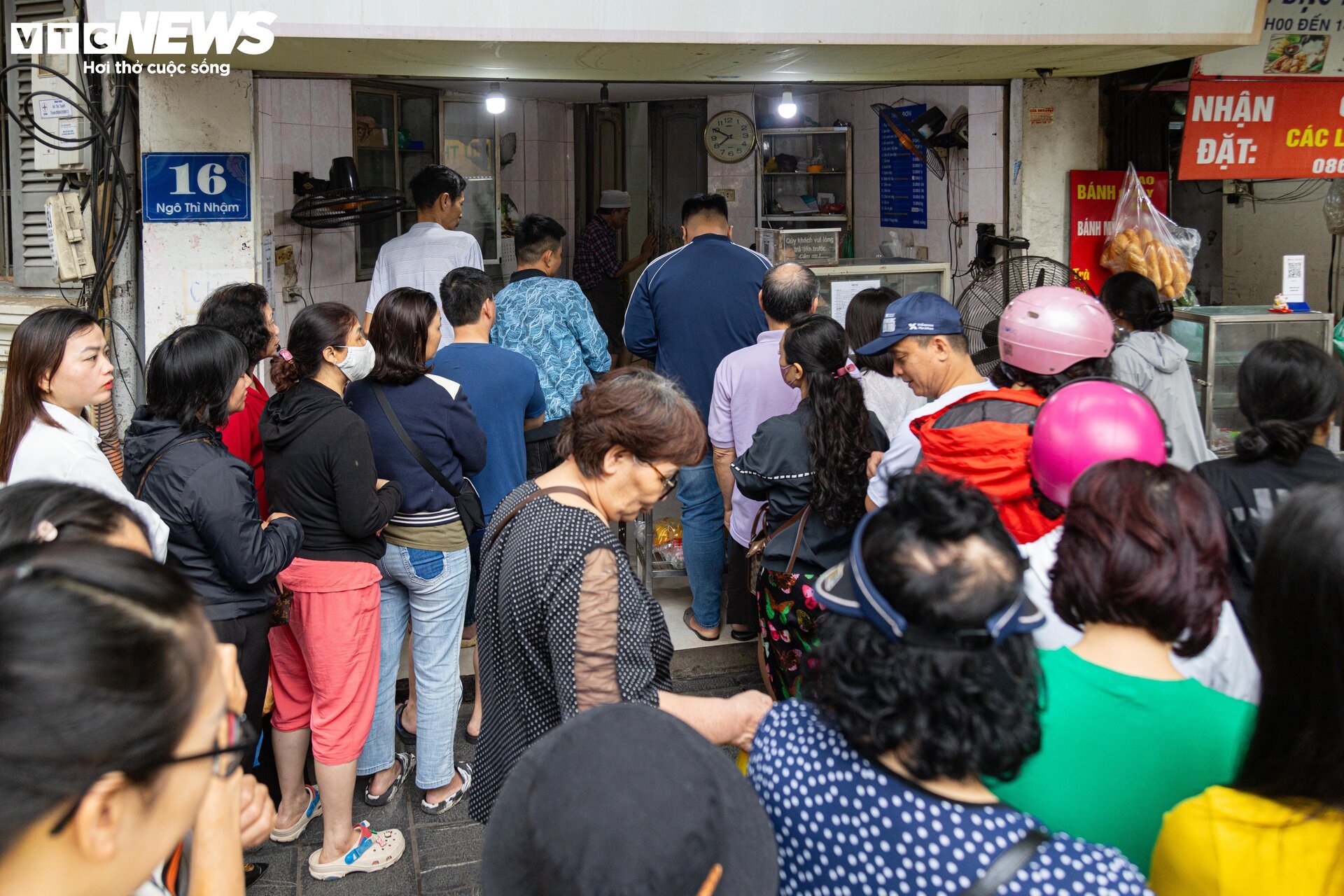 Người Hà Nội xếp hàng gần 2 tiếng chờ mua bánh trôi, bánh chay ngày Tết Hàn thực- Ảnh 2.
