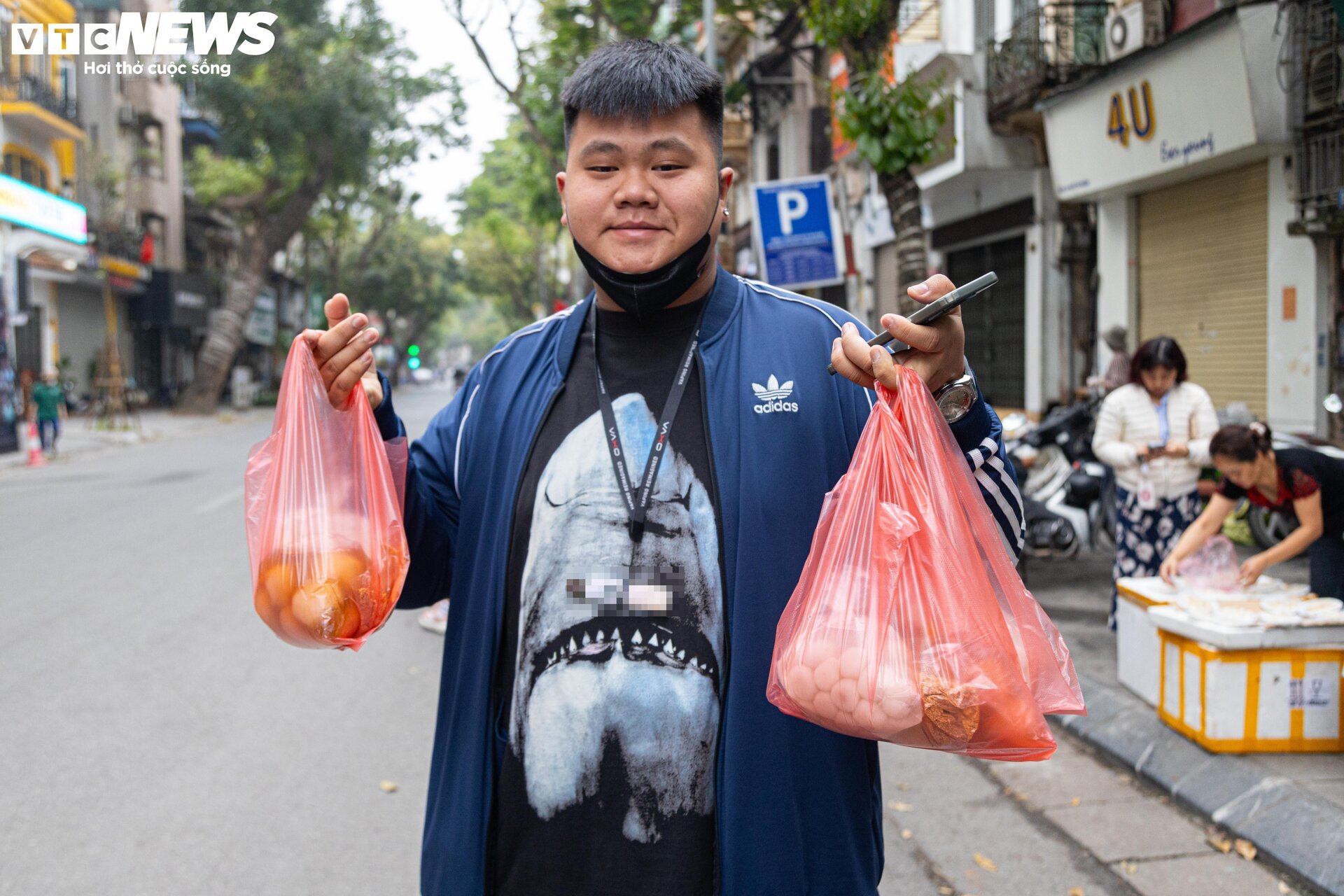 Người Hà Nội xếp hàng gần 2 tiếng chờ mua bánh trôi, bánh chay ngày Tết Hàn thực- Ảnh 5.