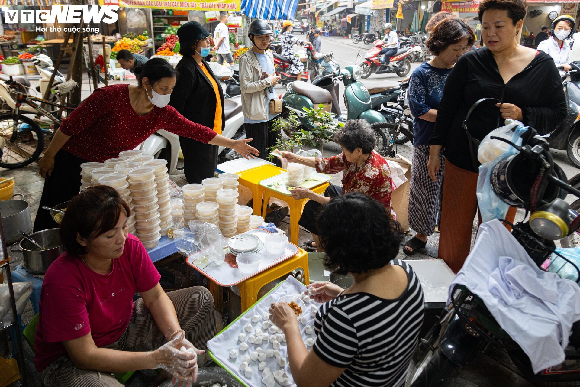 Người Hà Nội xếp hàng gần 2 tiếng chờ mua bánh trôi, bánh chay ngày Tết Hàn thực- Ảnh 7.