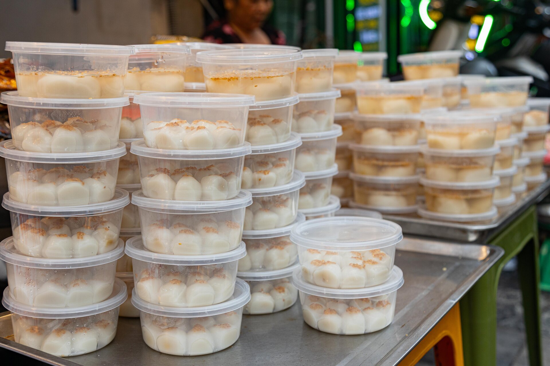 Người Hà Nội xếp hàng gần 2 tiếng chờ mua bánh trôi, bánh chay ngày Tết Hàn thực- Ảnh 11.