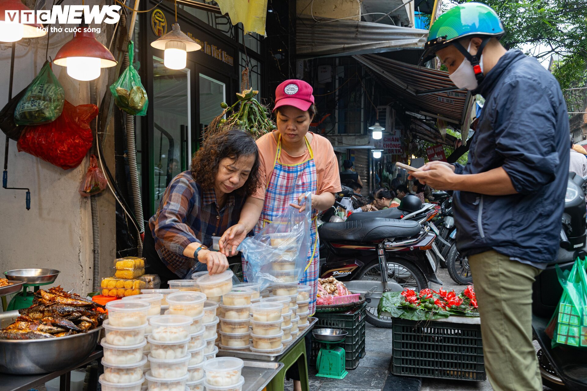 Người Hà Nội xếp hàng gần 2 tiếng chờ mua bánh trôi, bánh chay ngày Tết Hàn thực- Ảnh 13.