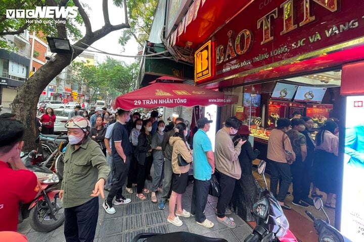Cảnh mua bán trái ngược ở Hà Nội trong những ngày giá vàng đắt chưa từng có- Ảnh 1.