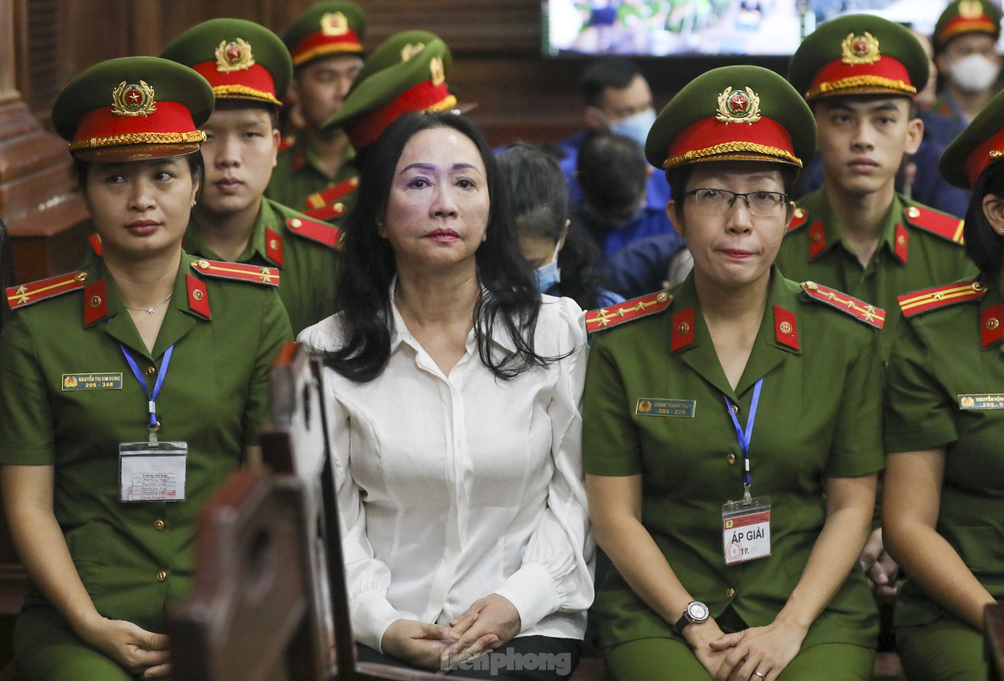 Hình ảnh bà Trương Mỹ Lan cùng các bị cáo trước giờ tuyên án- Ảnh 1.