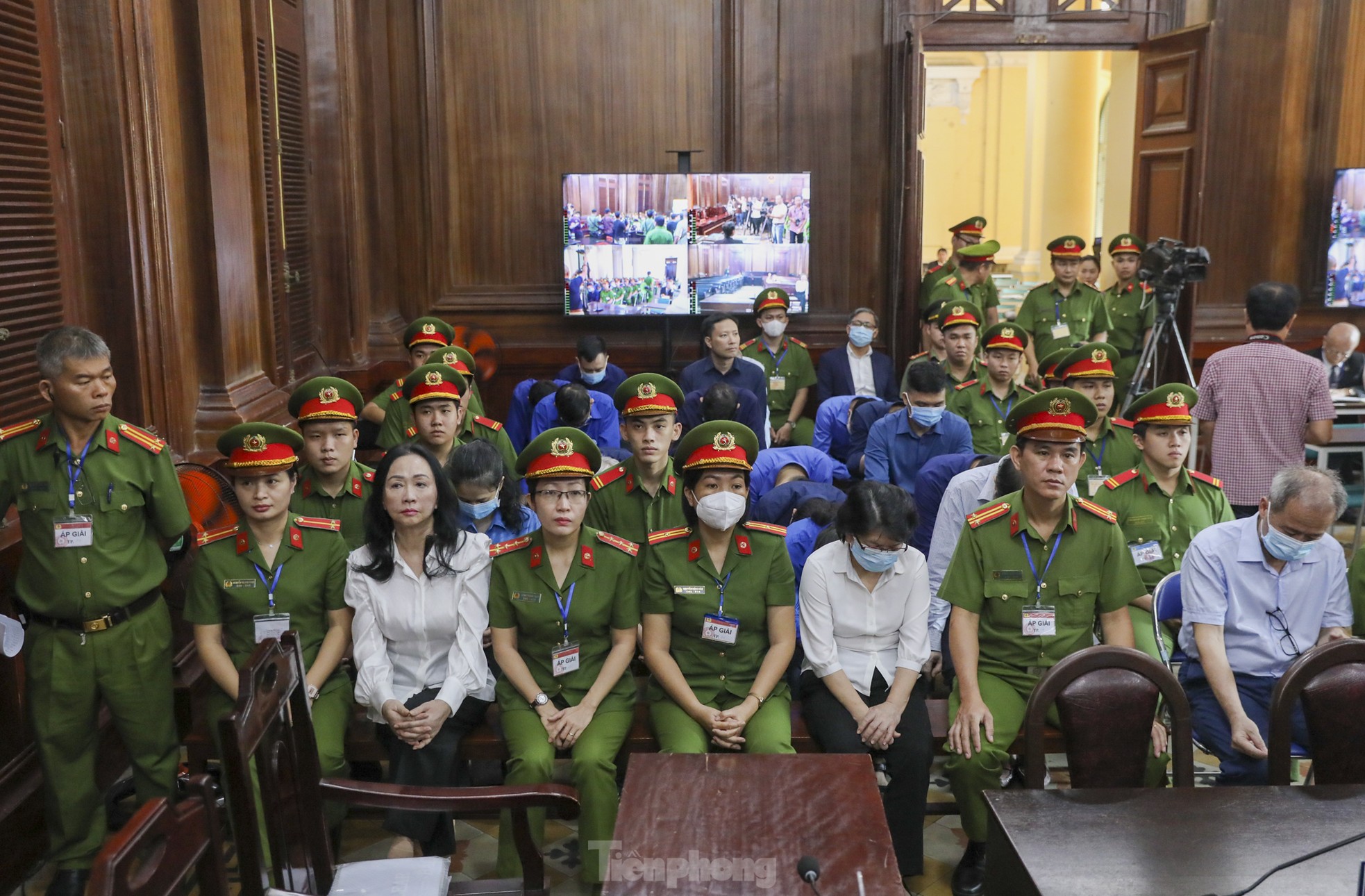 Hình ảnh bà Trương Mỹ Lan cùng các bị cáo trước giờ tuyên án- Ảnh 7.