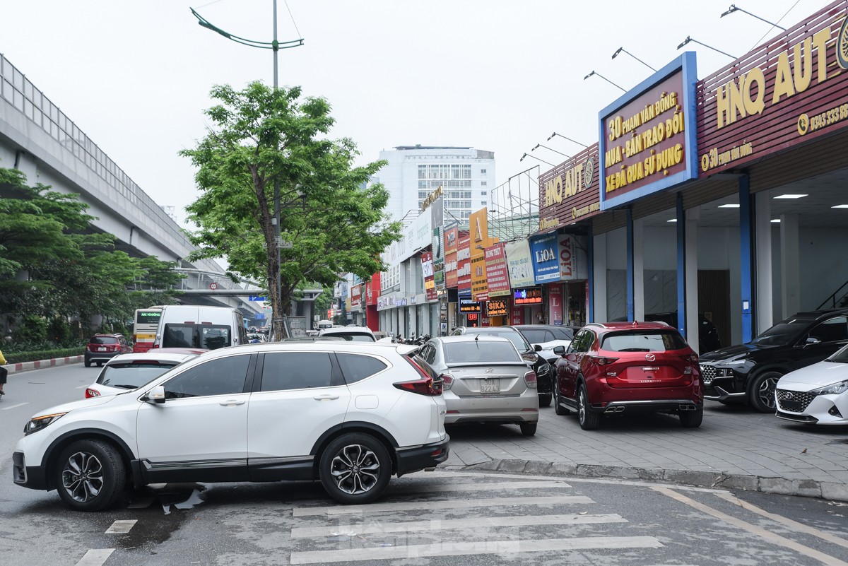 Showroom ở Hà Nội biến vỉa hè thành nơi mua bán ô tô- Ảnh 3.