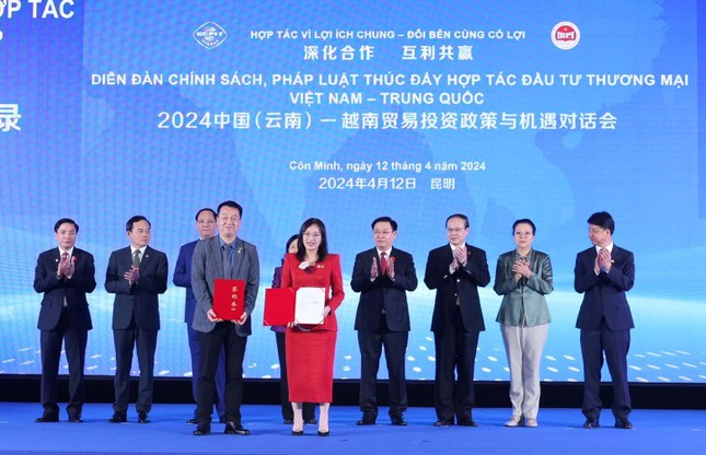 Chủ tịch Quốc hội Vương Đình Huệ đề nghị sớm kết nối đường sắt ga Lào Cai - ga Hà Khẩu Bắc- Ảnh 3.