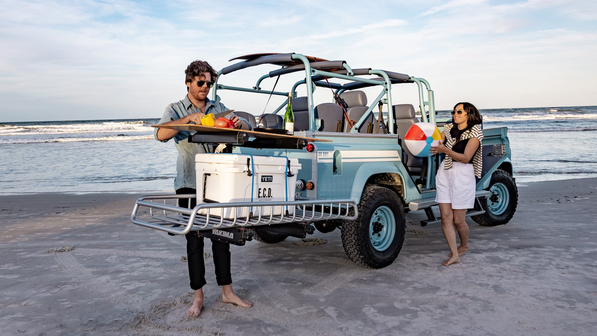 Chiếc Land Rover Defender này dễ hút khách đi chơi biển: Như nhà nghỉ di động, nhiều đồ chơi để 'quẩy', giá quy đổi 6,3 tỷ- Ảnh 3.