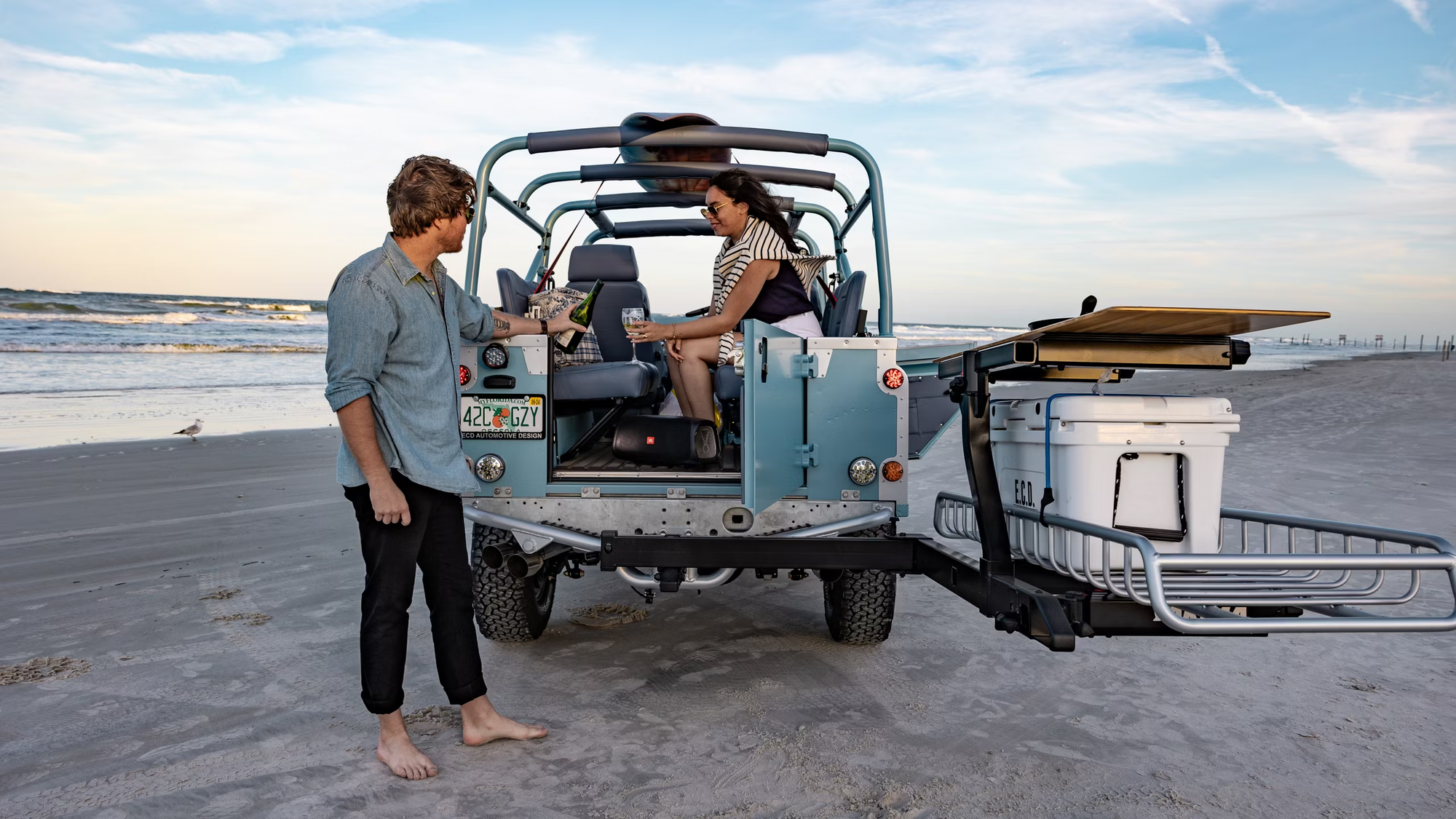 Chiếc Land Rover Defender này dễ hút khách đi chơi biển: Như nhà nghỉ di động, nhiều đồ chơi để 'quẩy', giá quy đổi 6,3 tỷ- Ảnh 8.
