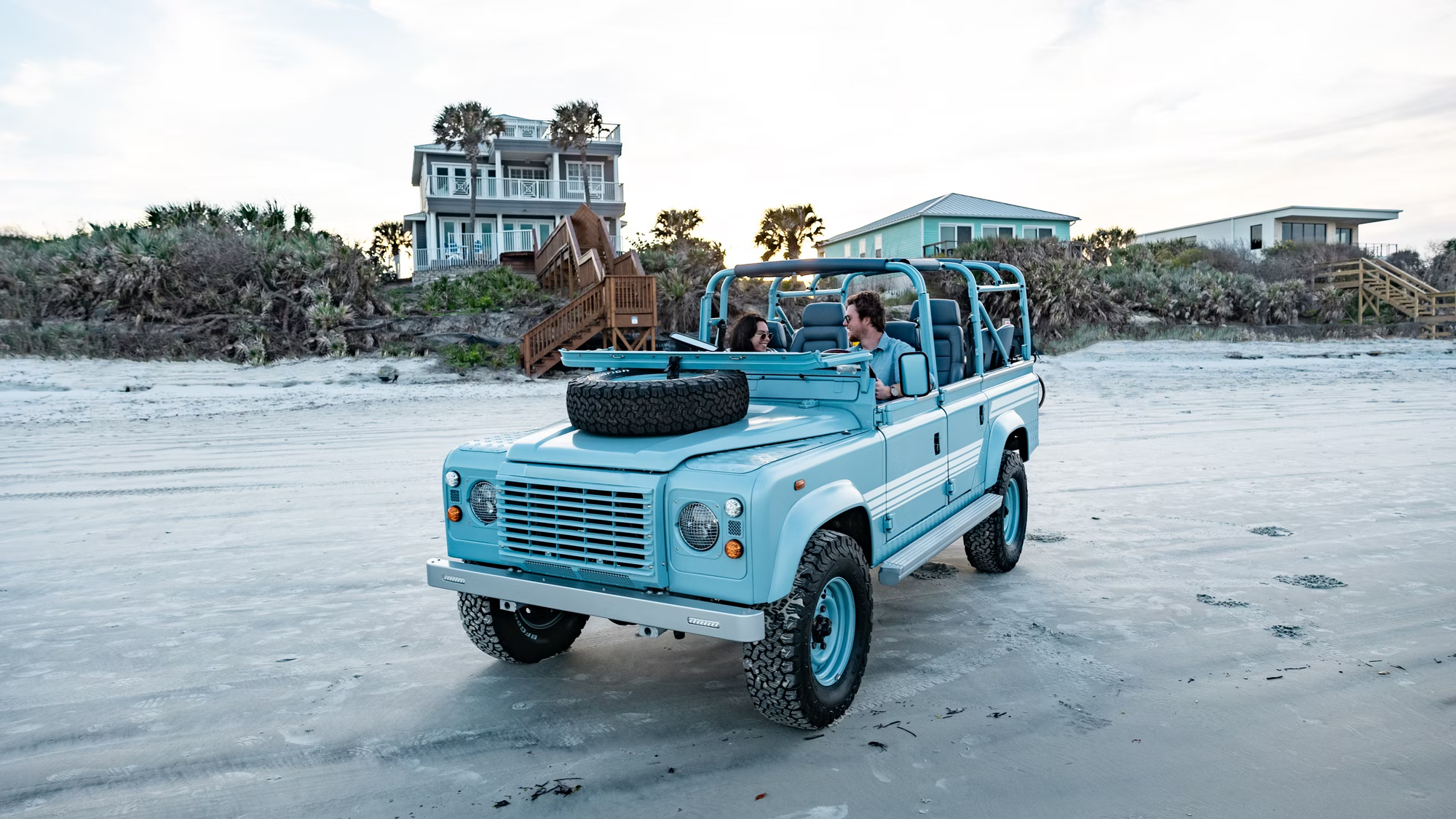 Chiếc Land Rover Defender này dễ hút khách đi chơi biển: Như nhà nghỉ di động, nhiều đồ chơi để 'quẩy', giá quy đổi 6,3 tỷ- Ảnh 2.