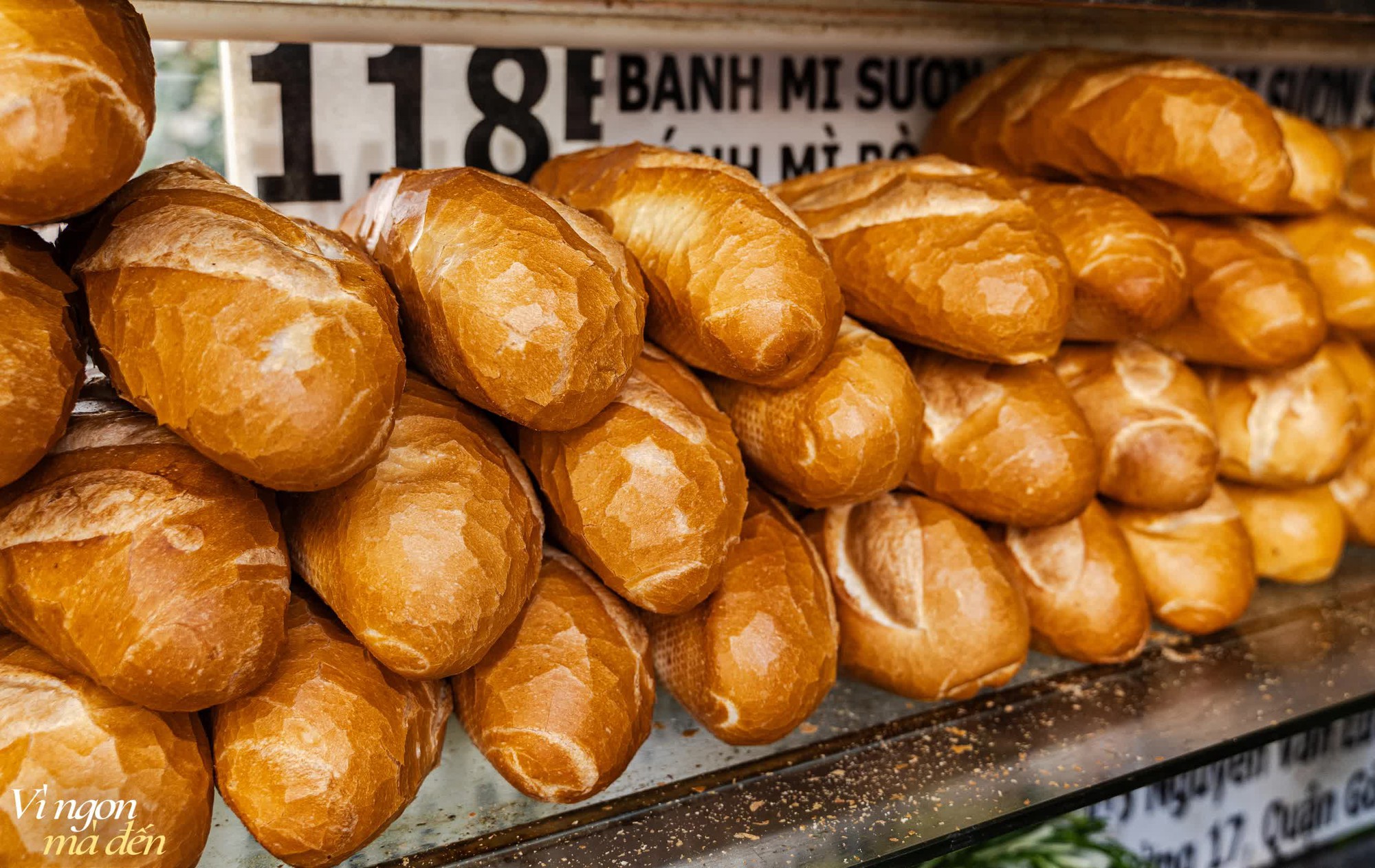 Tiệm bánh mì hơn 40 năm tuổi nức tiếng với topping sườn sụn giòn sần sật ăn cùng dưa chua lạ miệng, size to nhất lên đến 70.000VNĐ/chiếc- Ảnh 23.