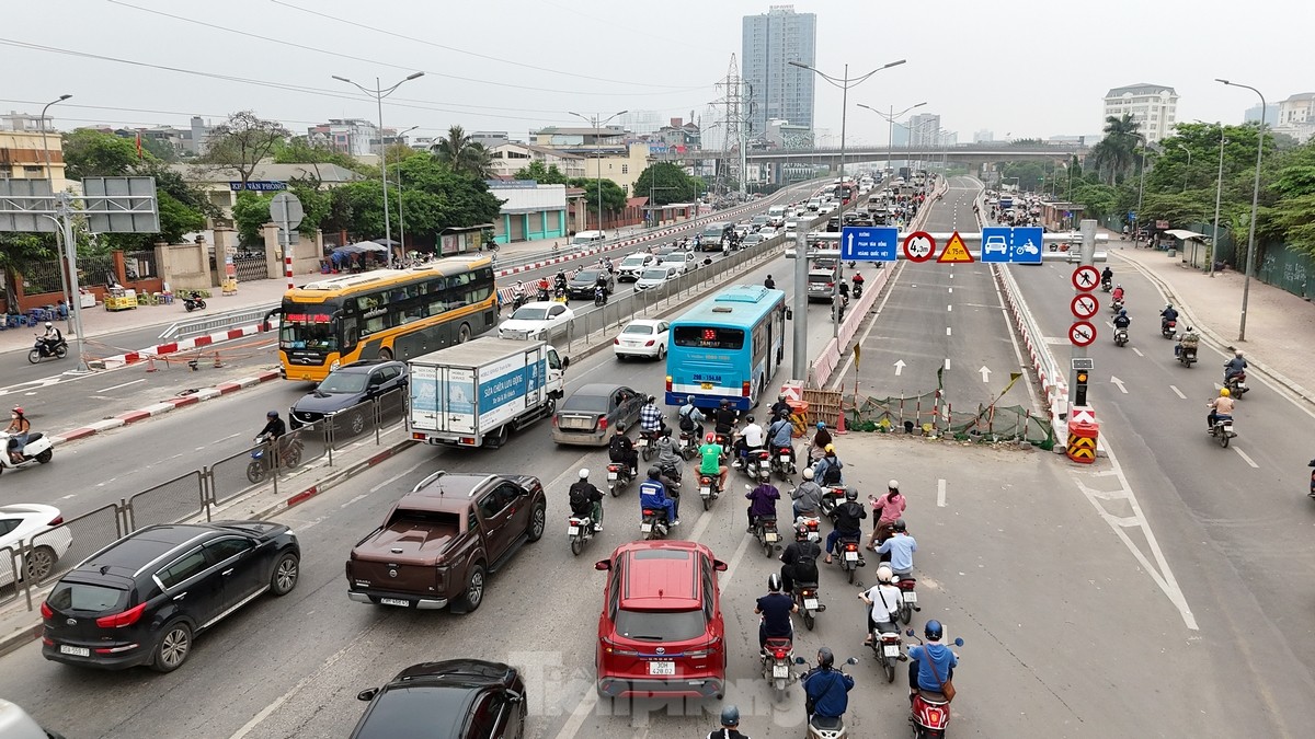 Cầu vượt thép Mai Dịch thi công xong nhưng chưa thông xe, người dân vẫn chật vật di chuyển qua nút ‘thắt cổ chai’- Ảnh 2.