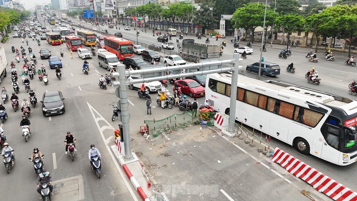 Cầu vượt thép Mai Dịch thi công xong nhưng chưa thông xe, người dân vẫn chật vật di chuyển qua nút ‘thắt cổ chai’- Ảnh 8.