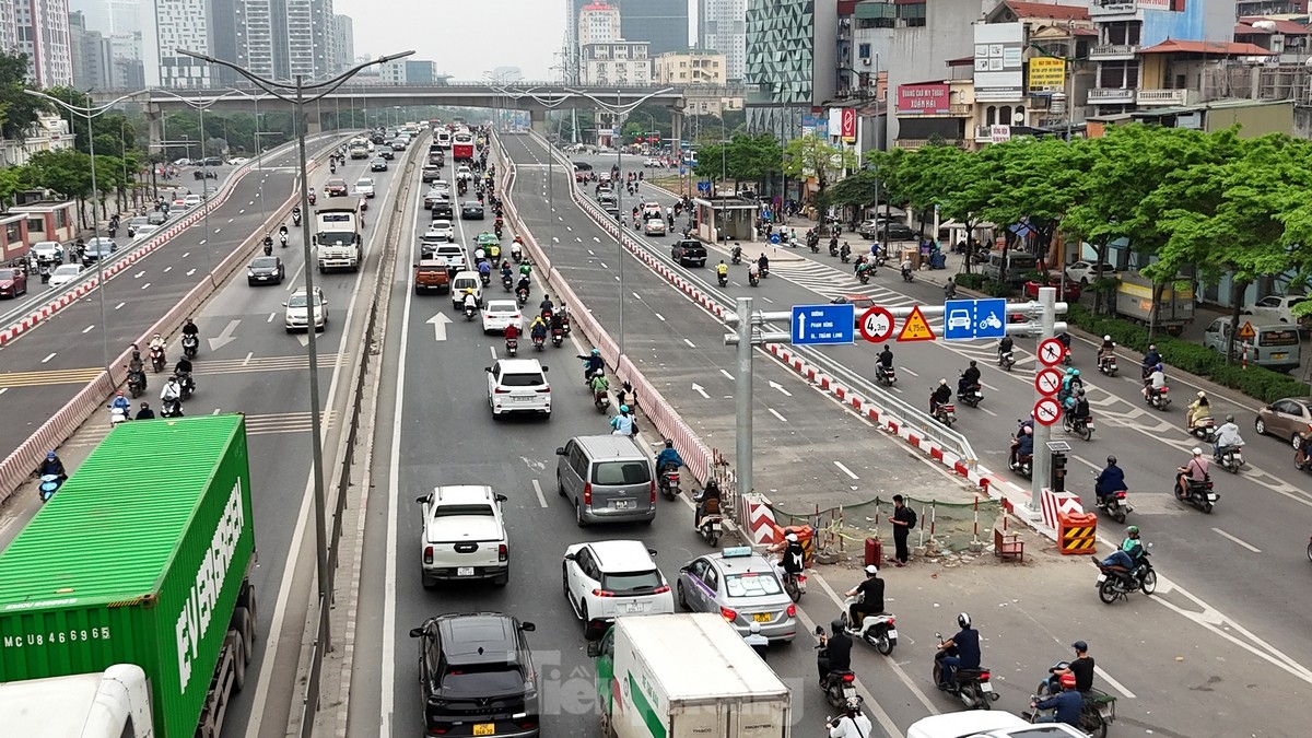 Cầu vượt thép Mai Dịch thi công xong nhưng chưa thông xe, người dân vẫn chật vật di chuyển qua nút ‘thắt cổ chai’- Ảnh 9.