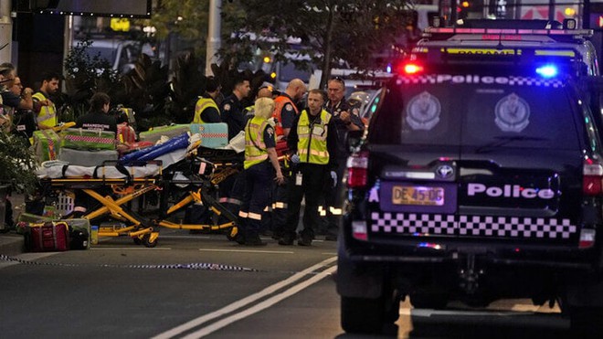 Nhân chứng kể lúc "tưởng sẽ chết" khi kẻ tấn công đâm hàng loạt người ở Sydney- Ảnh 1.