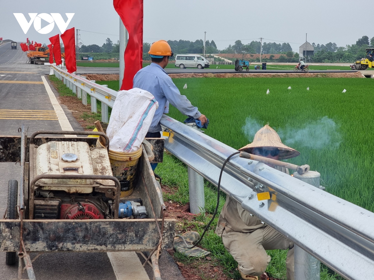Cận cảnh cây cầu cụt trăm tỷ nối Hà Nội - Bắc Giang sắp thông xe- Ảnh 5.