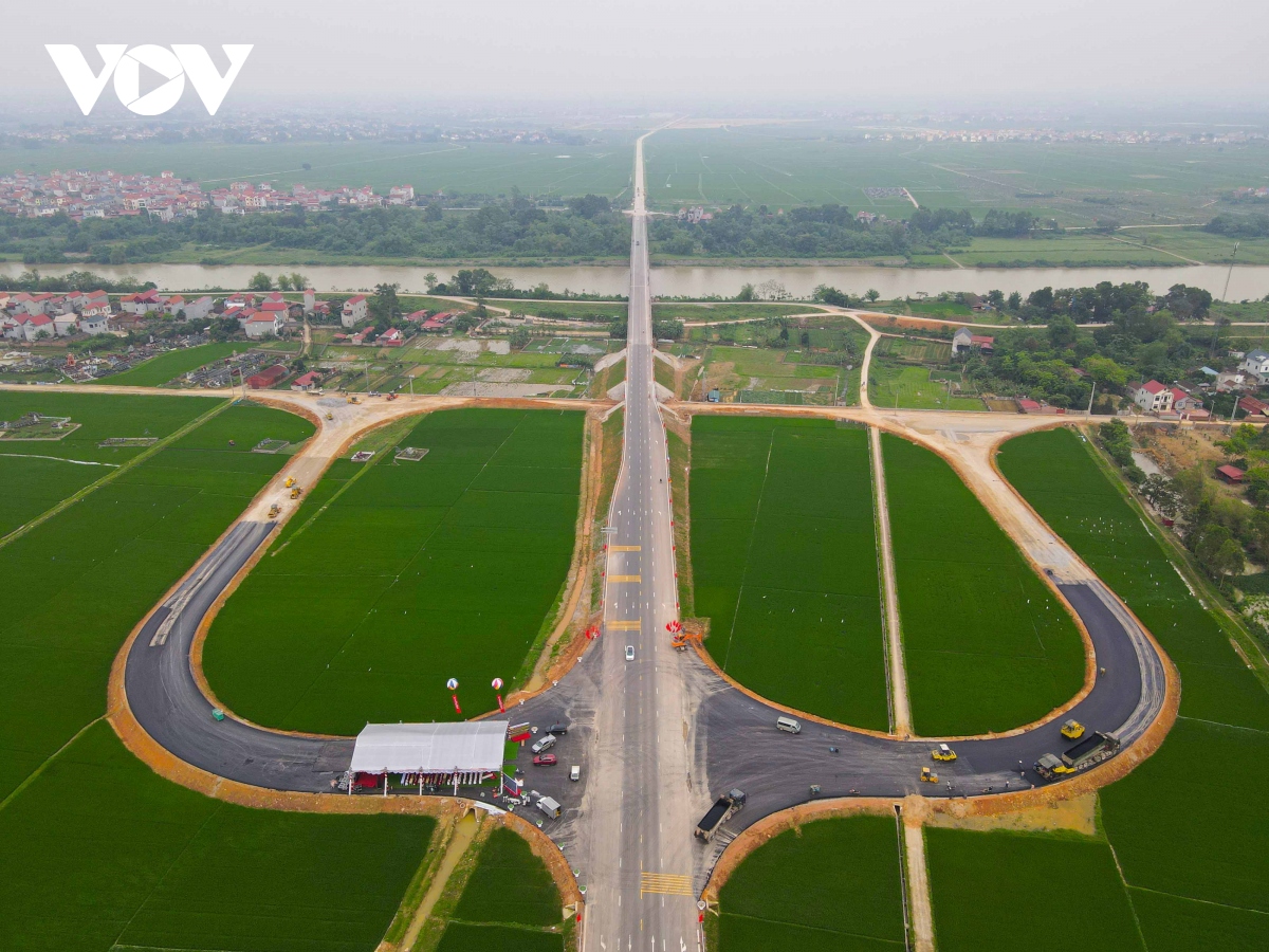 Cận cảnh cây cầu cụt trăm tỷ nối Hà Nội - Bắc Giang sắp thông xe- Ảnh 1.