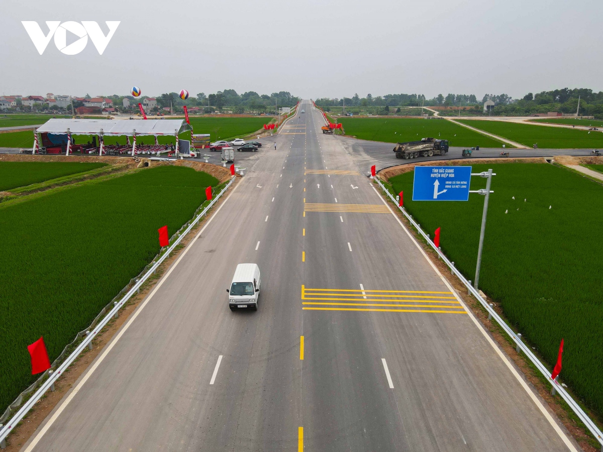 Cận cảnh cây cầu cụt trăm tỷ nối Hà Nội - Bắc Giang sắp thông xe- Ảnh 2.